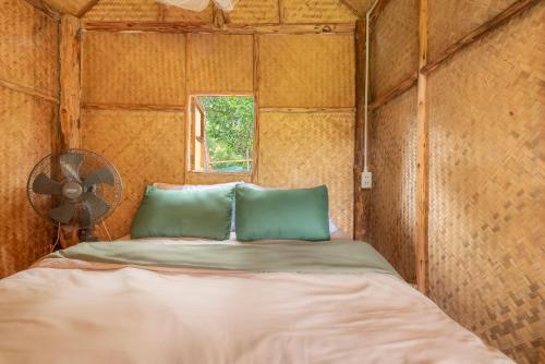 拜县Paddy Fields Haven - Natures Nest的小型客房配有风扇和一张床。