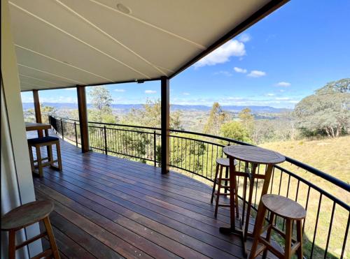 LowtherThe View @ Ulandi的阳台设有凳子,享有山景。