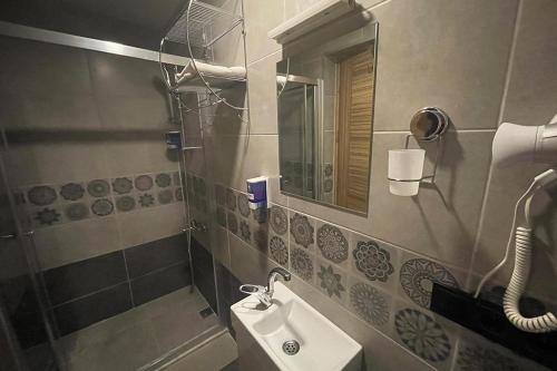 萨姆松Osmanlı Paşa Otel- Konaklama的一间带水槽和镜子的浴室