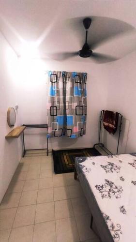 瓜拉立卑Alysha Homestay的一间卧室配有一张床和吊扇