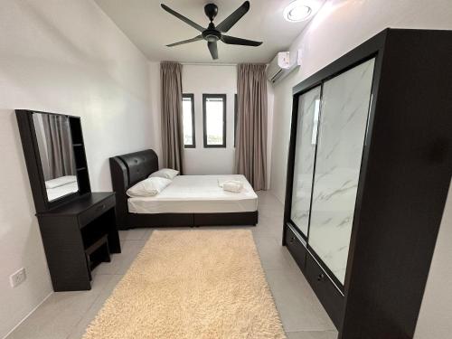 北赖SZ Home Legacy at Meritus的一间卧室配有一张床、梳妆台和镜子