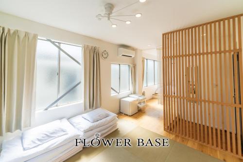 福冈Flower Base Lily House的一间卧室设有一张床和一个窗口