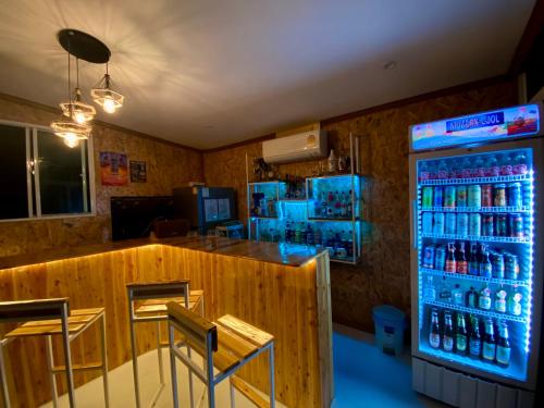 Tha KradanTid Khao Glamping & Bar的餐厅里的酒吧,提供饮料冷却器