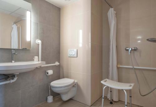 尼奥尔B&B HOTEL Niort Marais Poitevin的浴室配有卫生间、盥洗盆和淋浴。