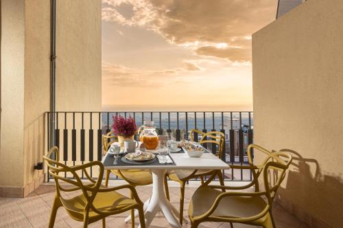 阿格里真托Deluxe apartment Milia Agrigento的美景阳台配有桌椅