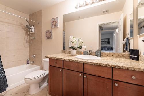 拉斯维加斯Stylish, Cozy 2BR,2BA Condo near Rio, Vegas Luxury的浴室配有盥洗盆、卫生间和浴缸。