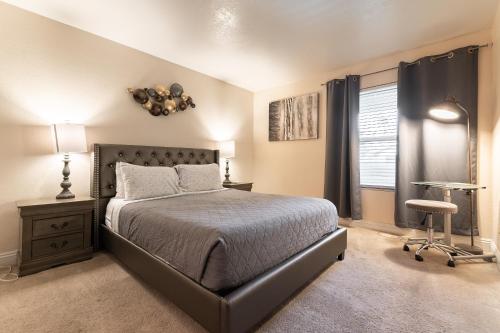 拉斯维加斯Stylish, Cozy 2BR,2BA Condo near Rio, Vegas Luxury的一间卧室配有一张床、一张书桌和一个窗户。