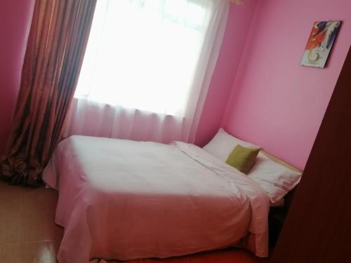马查科斯FABELLA ACCOMODATION的卧室配有白色的床和窗户