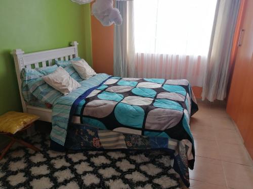 马查科斯FABELLA ACCOMODATION的一间卧室配有床,床上装有被子