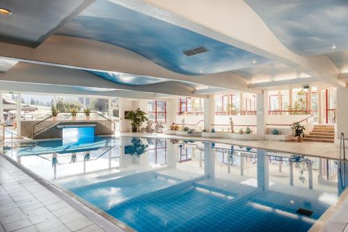 巴德小基希海姆普尔沃尔温泉酒店的一座拥有蓝色天花板的室内游泳池