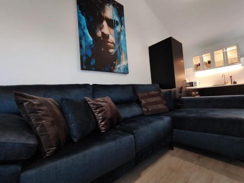英格兰海滩Bungalow "BAHIA AZUL"的客厅配有带枕头的蓝色沙发