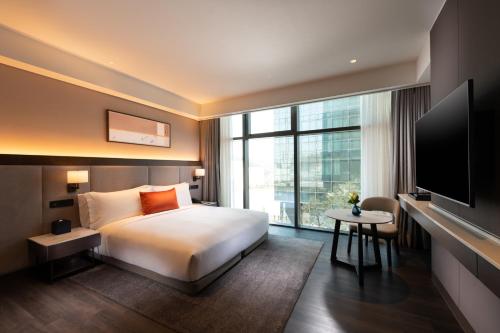 城南市DoubleTree By Hilton Seoul Pangyo Residences的酒店客房设有一张床和一个大窗户