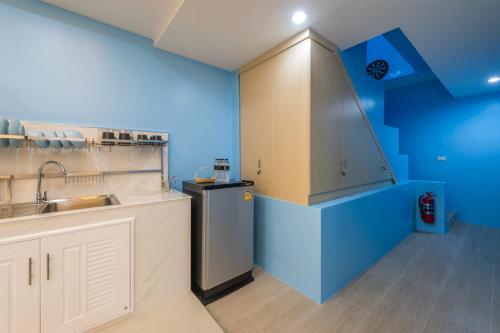 甲米镇Otter House Aonang Intersection的厨房配有水槽和冰箱