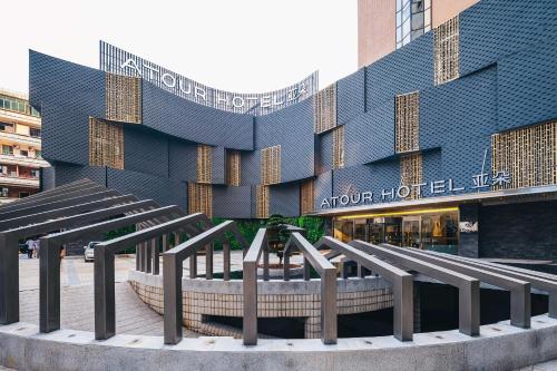 重庆重庆李子坝两路口地铁站亚朵酒店的大楼前有楼梯的建筑