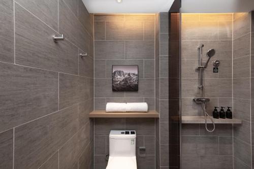 昆明昆明长水国际机场亚朵酒店的一间带卫生间和淋浴的浴室