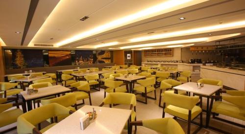 成都成都领馆区人民南路亚朵酒店的用餐室配有桌子和黄色椅子