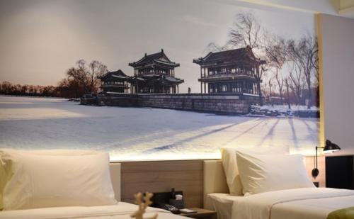 北京北京燕莎三元桥亚朵酒店的酒店客房,两栋中国建筑的照片