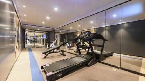 成都成都九眼桥亚朵网易严选酒店的健身房设有两个跑步机和一个跑步机