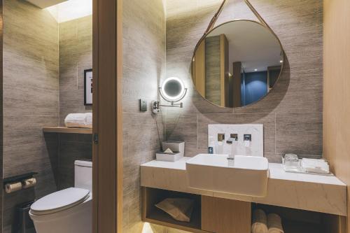 兰州兰州东方红广场亚朵酒店的一间带水槽和镜子的浴室