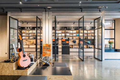 杭州杭州西湖亚朵音乐酒店的一间储藏室,里面放着吉他