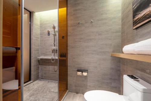 绍兴绍兴柯桥亚朵酒店的带淋浴和卫生间的浴室