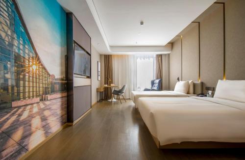 深圳深圳南山蛇口亚朵酒店的酒店客房设有两张床和一张桌子。