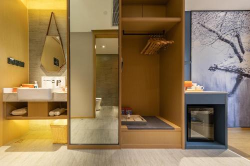 昆明昆明翠湖亚朵酒店的一间带镜子和水槽的浴室