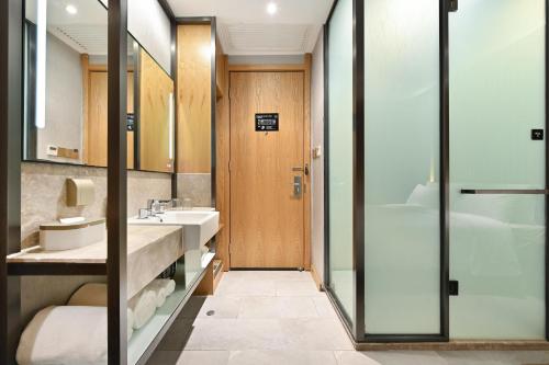 北京北京三里屯农业展览馆亚朵X酒店的一间带水槽和淋浴的浴室