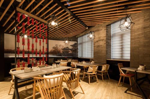 北京北京燕莎三元桥亚朵酒店的用餐室设有桌椅和窗户。