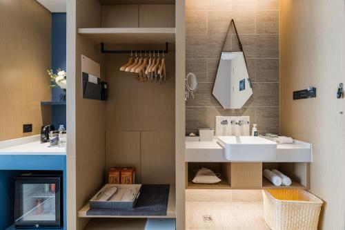邯郸邯郸新世纪亚朵酒店的一间带水槽和镜子的浴室