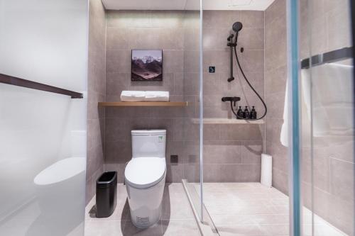 青岛青岛崂山区石老人海水浴场亚朵酒店的一间带卫生间和淋浴的小浴室