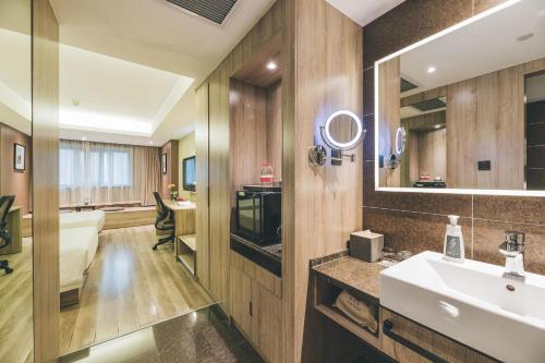 杭州杭州西湖亚朵音乐酒店的一间带水槽和镜子的浴室