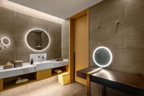 西宁西宁海湖新区国投广场亚朵S酒店的浴室设有2个水槽和镜子