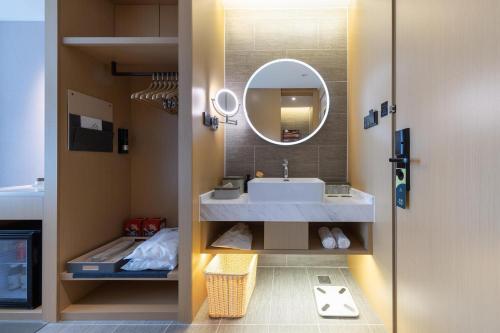 乌鲁木齐乌鲁木齐机场德港万达亚朵酒店的一间带水槽和镜子的浴室