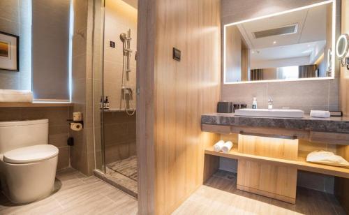 厦门厦门集美大学亚朵酒店的浴室配有卫生间、盥洗盆和淋浴。