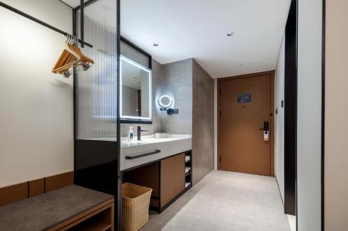厦门厦门SM广场区政府亚朵X酒店的一间带水槽和镜子的浴室