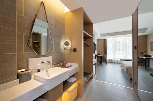 大连大连星海广场亚朵S酒店的一间带水槽和镜子的浴室