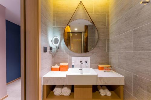 重庆重庆天地网易云音乐亚朵酒店的一间带水槽和镜子的浴室