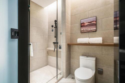 成都成都金牛西南交大亚朵酒店的一间带卫生间和淋浴的浴室