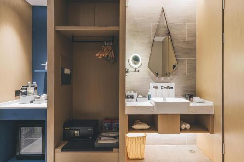 上海上海长宁仙霞路亚朵酒店的一间带水槽和镜子的浴室