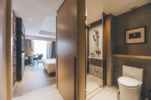 上海上海徐家汇天钥桥亚朵S酒店的客房内的浴室设有卫生间和淋浴。