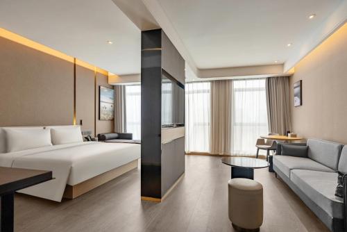 西宁西宁海湖新区国投广场亚朵S酒店的酒店客房,配有床和沙发