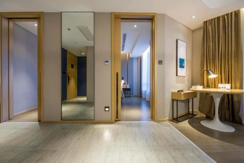 深圳深圳南山蛇口亚朵酒店的走廊上设有玻璃门和桌子