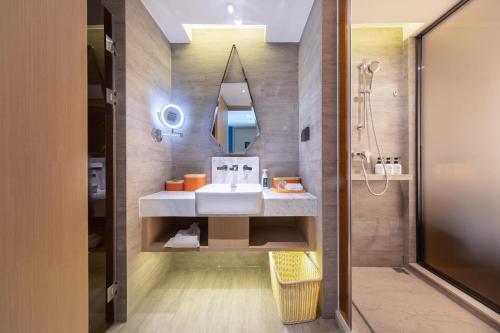 昆明昆明市政府春融街亚朵酒店的一间带水槽和镜子的浴室