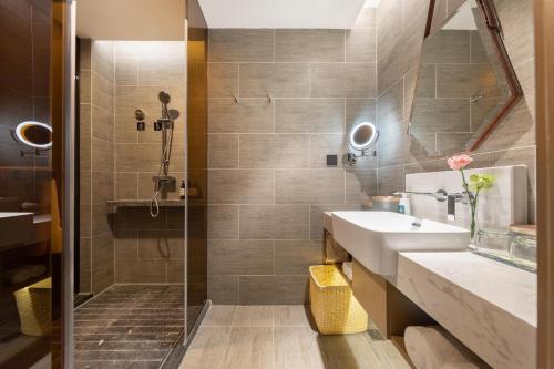 南昌南昌西站国际博览城亚朵酒店的一间带水槽和淋浴的浴室