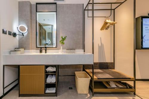 泉州泉州宝洲路宏昌亚朵酒店的一间带水槽和镜子的浴室