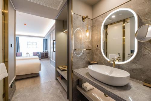 成都成都宽窄巷子亚朵酒店的一间带水槽和大镜子的浴室