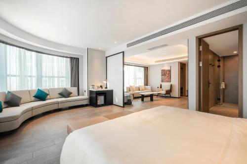 成都成都东站绿地468中心亚朵酒店的一间带大床的卧室和一间客厅
