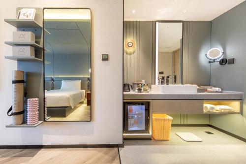 宁波宁波中山东路亚朵S酒店的浴室设有床、水槽和镜子