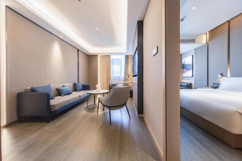珠海金湾高栏港亚朵酒店的酒店客房,配有床和沙发